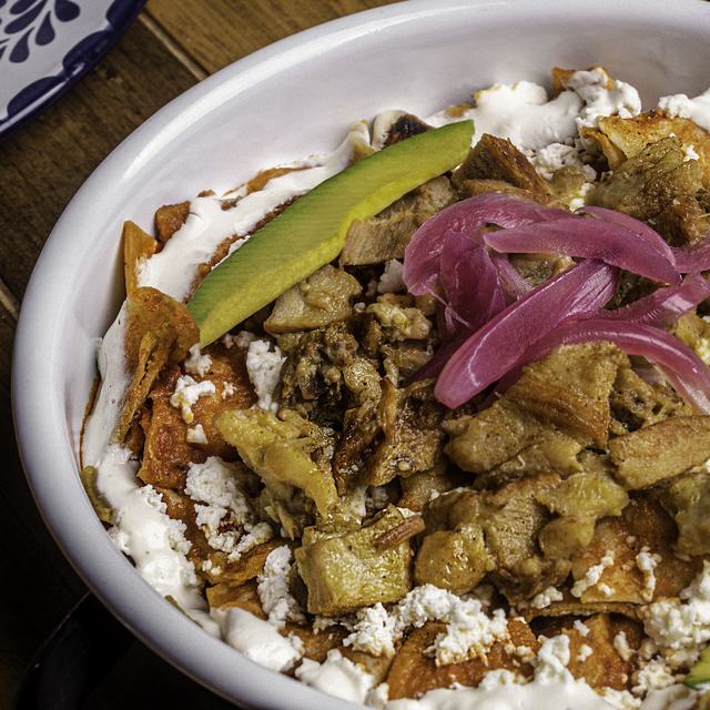 Chilaquiles con chicharrón verde
